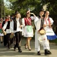 szüreti felvonulás Terény, fiatalok vonulnak népviseletben