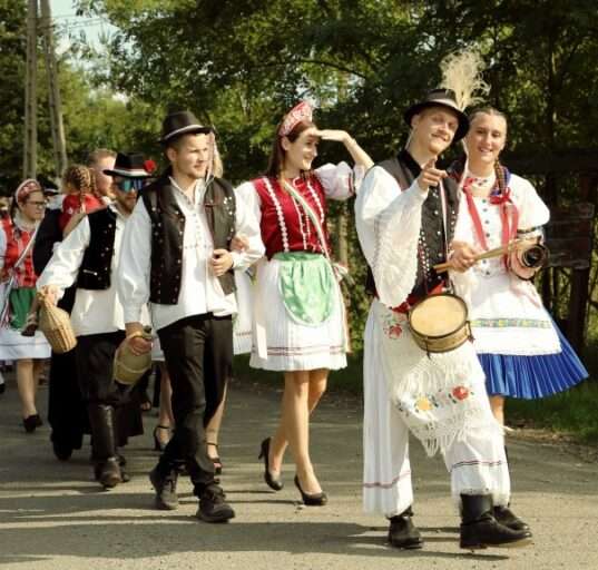 szüreti felvonulás Terény, fiatalok vonulnak népviseletben