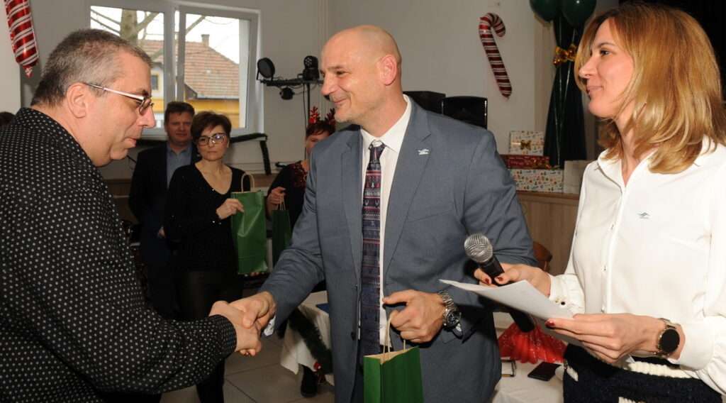 Ajándék átadás a DAKÖV kft  évértékelőn (2025).