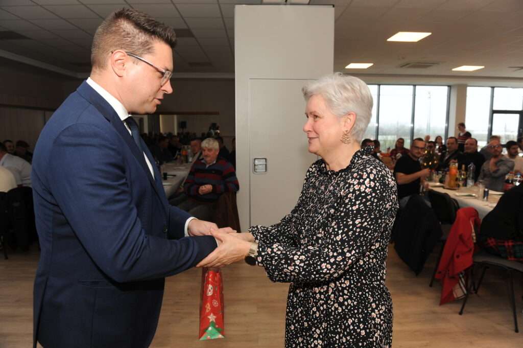 DAKÖV ajándék átadása az évértékelőn, 2025 december.