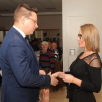 DAKÖV Kft. évértékelőjén Jasper Andor ajándékot ad át.