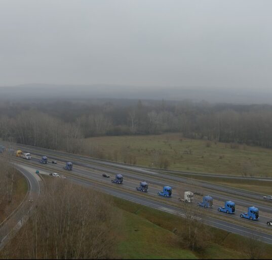 Kamionos tüntetés, halad a konvoj Budapest felé