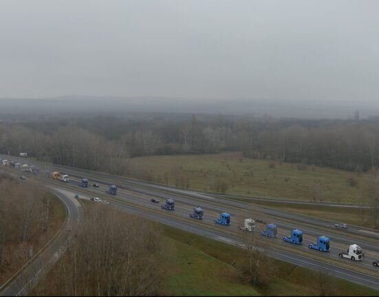 Kamionos tüntetés, halad a konvoj Budapest felé
