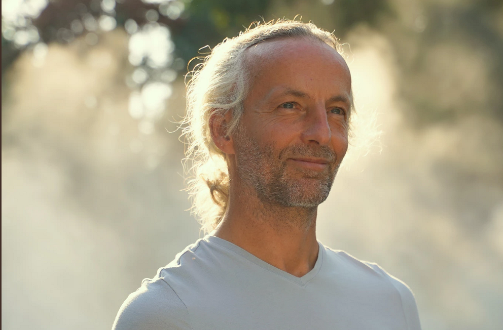 Cser Zoltán, buddhista tanító, a Tan Kapuja Buddhista Egyház igazgatója a szeretet és ajándékozás helyes gyakorlatáról beszélt az ünnepek kapcsán.