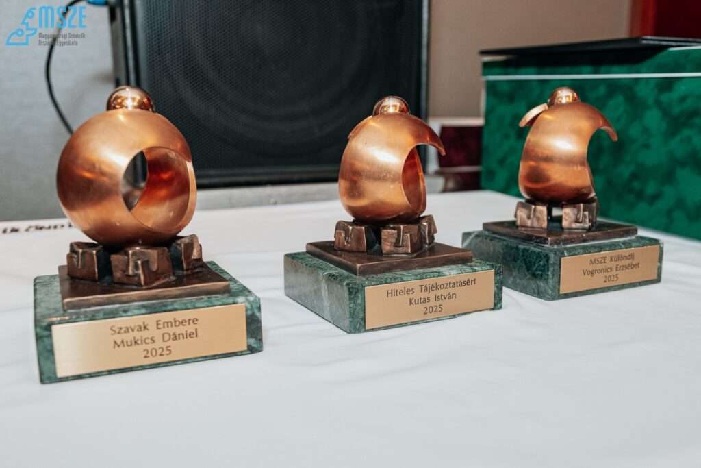A 2025-ös Szóvivőbálon átadott díjak:
Szavak Ember - Mukics Dániel
Hiteles Tájékoztatásért - Kutas István
MSZE Különdíj - Vogronics Erzsébet
A díjak Gáll Gregor szobrászművész alkotásai