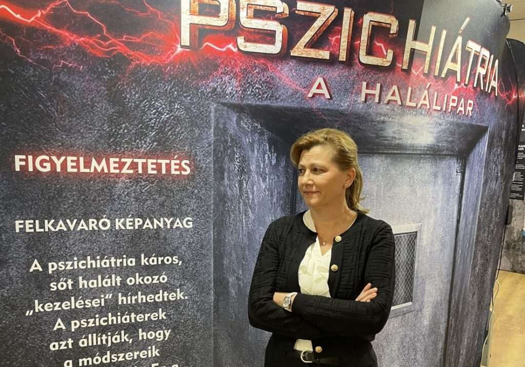 Pszichiátria - A halálipar kiállítás bejárata. Egy látogató olvassa panelt. 
A pszichiátria káros, sőt halált okozó kezelései hírhedtek. 