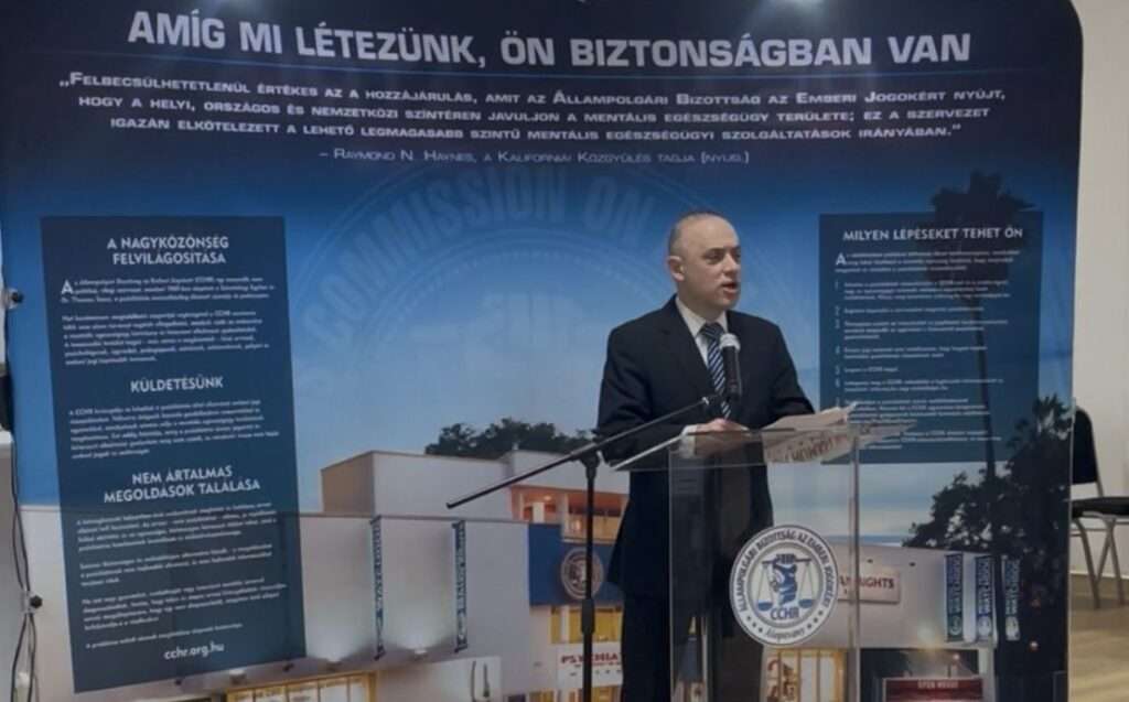 Dobos János, Az Állampolgári Bizottság az Emberi Jogokért Alapítvány (CCHR) elnöke beszél a Pszichiátria - a halálipar című kiállításon. 
www.emberijogok.hu 