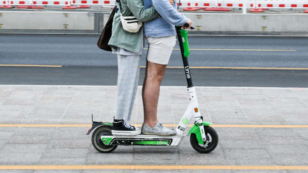 Ketten utaznak egy bérelhető rolleren. Az új KRESZ tervezet szerint ez tilos lesz. büntetés jár érte.