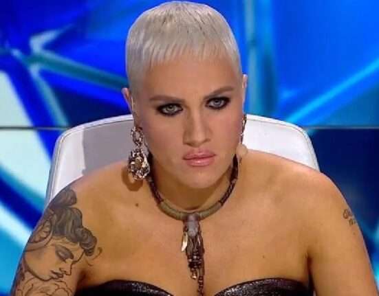 Tóth Gabi, nagy fülbevalóval