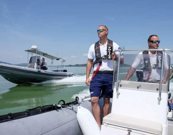 rendőrök a csónakukban, figyelik a többi csónakost