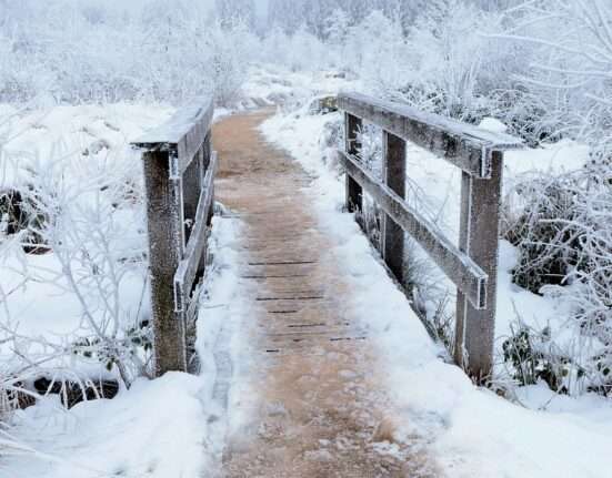 hó, téli havas táj, letaposott ösvény vezet át a gyaloghídon, deres, zúzmarás növények