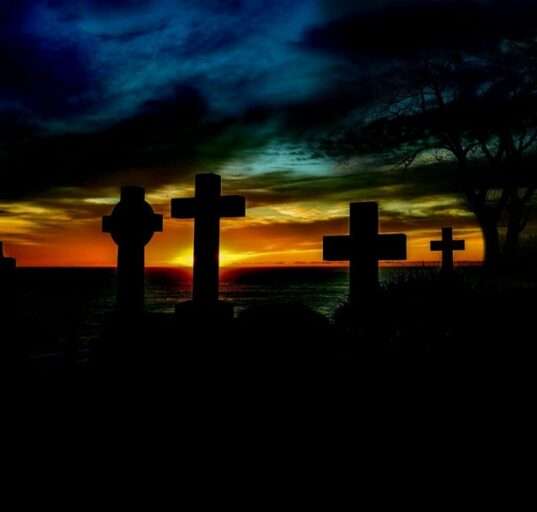 temető, meghalt szeretteinkre emlékeznek a fejfák, keresztek az alkonyat fényeiben
