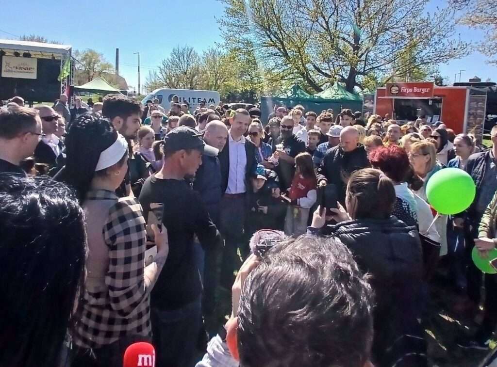 Toroczkai László, a Mi Hazánk Mozgalom elnöke a rajongókkal fotózkodik. Háttérben a Bűnvadászok.
Hazai Vásár, Hatvan 2026. 04.04.