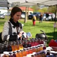 Népviseletbe öltözött hölgy házi szörpöt árul a hatvani vásáron. 2026. 04.04.