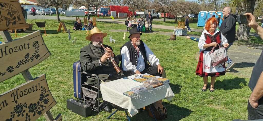 Vesztergám Miklós és a Hagyományőrző Kelevézek a hatvani vásárban
.