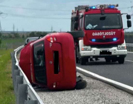 Baleset M3, Füzesabony térségében. Felborult egy Skoda