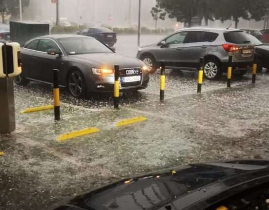 vihar, jégeső kopog az autók tetején