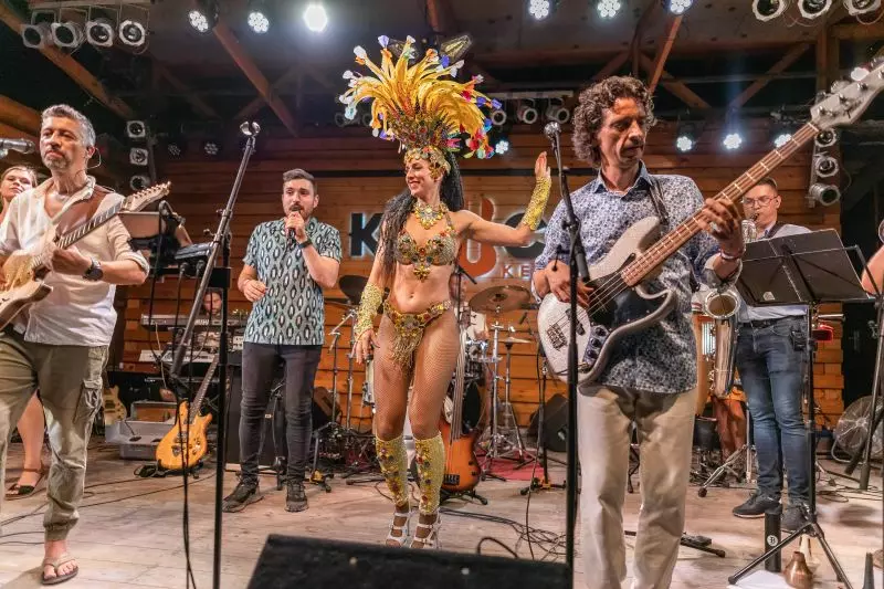 A Spencer Hill Magic Band játszik a színpadon